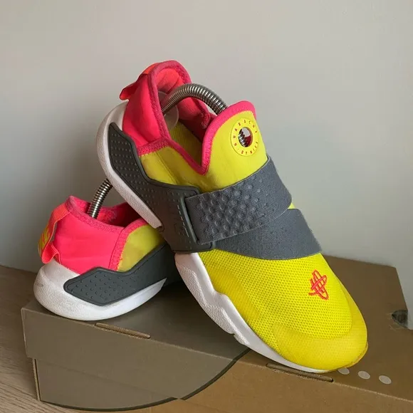 Nike Huarache Extreme Dynamic Yellow Athletic Shoes -Sz 6.5 Y- 8 W