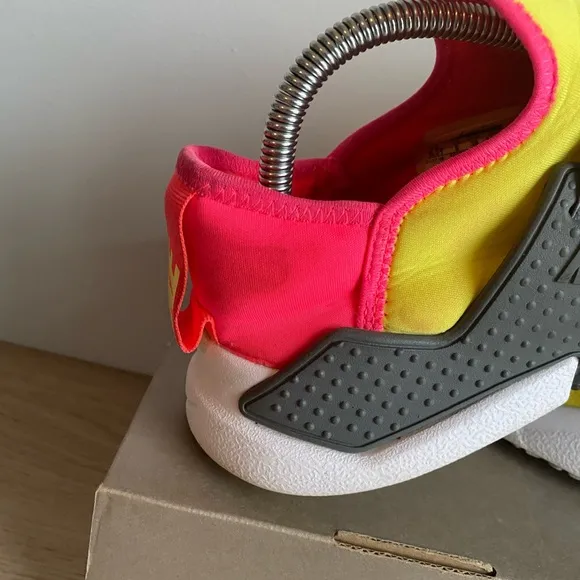 Nike Huarache Extreme Dynamic Yellow Athletic Shoes -Sz 6.5 Y- 8 W